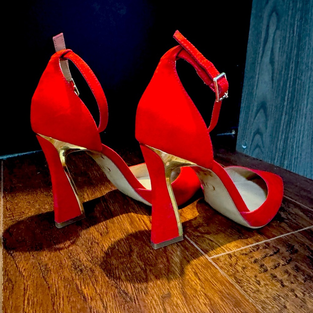 Beautiful JLo pumps